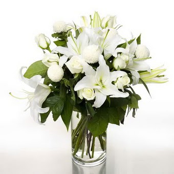  Giresun uluslararası çiçek gönderme  1 dal cazablanca 7 adet beyaz gül vazosu