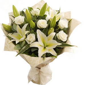  Giresun ucuz çiçek gönder  3 dal kazablanka ve 7 adet beyaz gül buketi