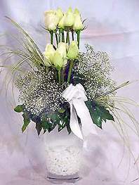  Giresun çiçek yolla  9 adet vazoda beyaz gül - sevdiklerinize çiçek seçimi