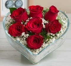 Kalp içerisinde 7 adet kırmızı gül  Giresun uluslararası çiçek gönderme 