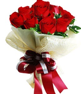 9 adet kırmızı gülden buket tanzimi  Giresun uluslararası çiçek gönderme 