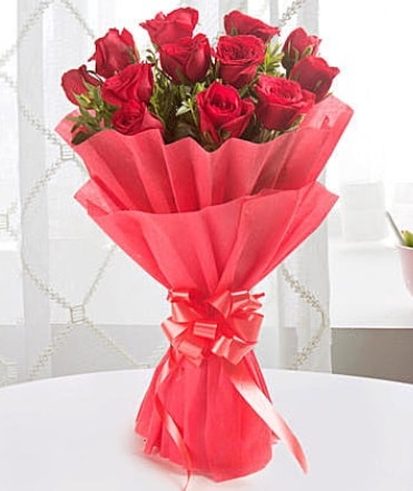 12 adet kırmızı gülden modern buket  Giresun 14 şubat sevgililer günü çiçek 